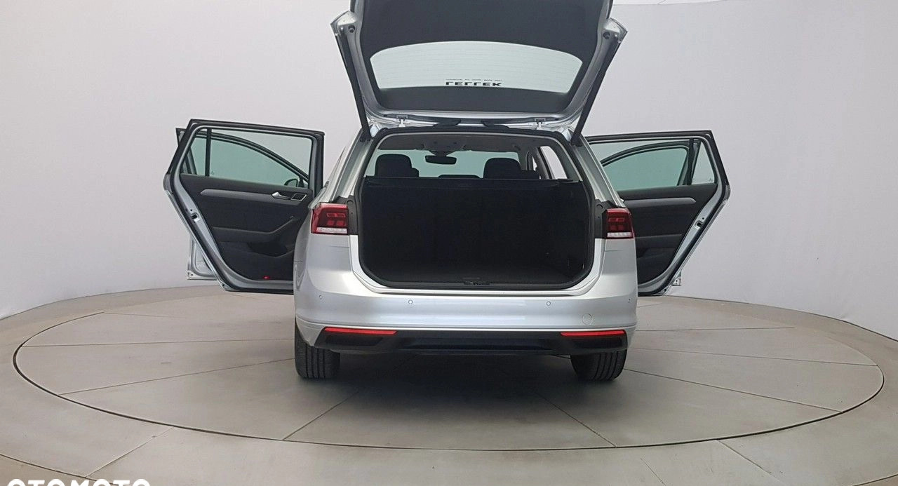 Volkswagen Passat cena 126900 przebieg: 74000, rok produkcji 2019 z Golina małe 562